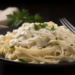 Fettuccine Alfredo: Massa Cremosa com Queijo e Manteiga 10 Fettuccine Alfredo: Massa Cremosa com Queijo e Manteiga