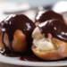 Profiteroles com Calda de Chocolate: Bombinhas Recheadas com Sorvete 10 Profiteroles com Calda de Chocolate: Bombinhas Recheadas com Sorvete